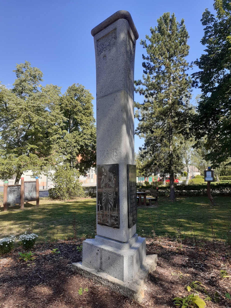 Obnovený pomník v Jiřících. 