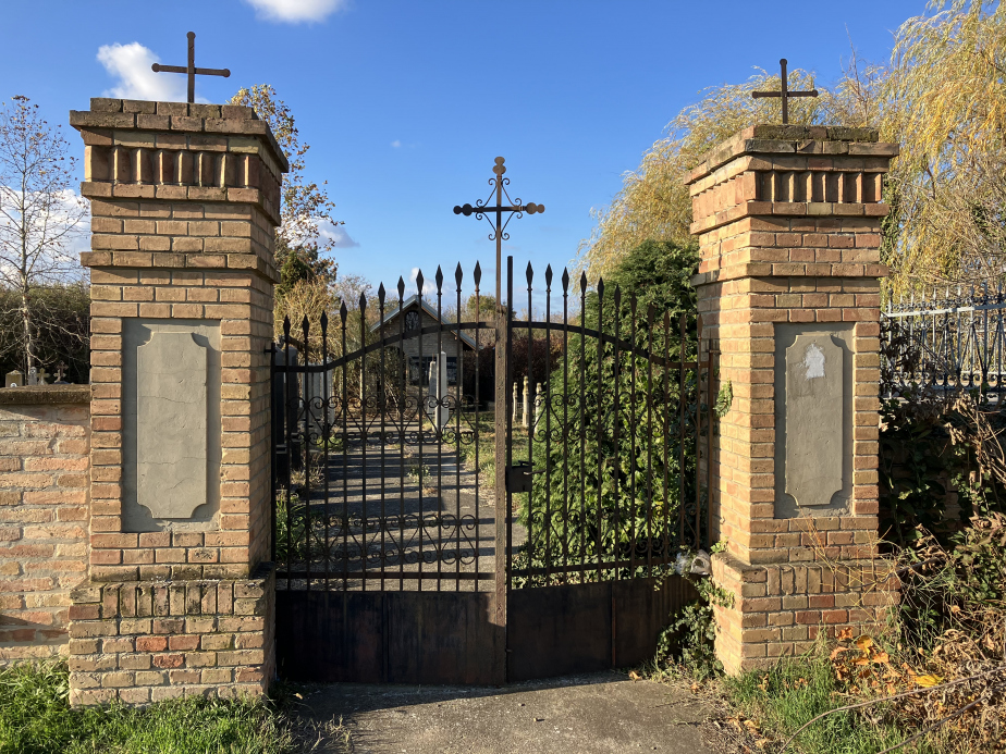 Vstup na katolický hřbitov-Glogonj