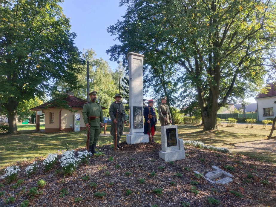 Momentka ze slavnostního odhalení obnoveného pomníku v Jiřicích 27. září 