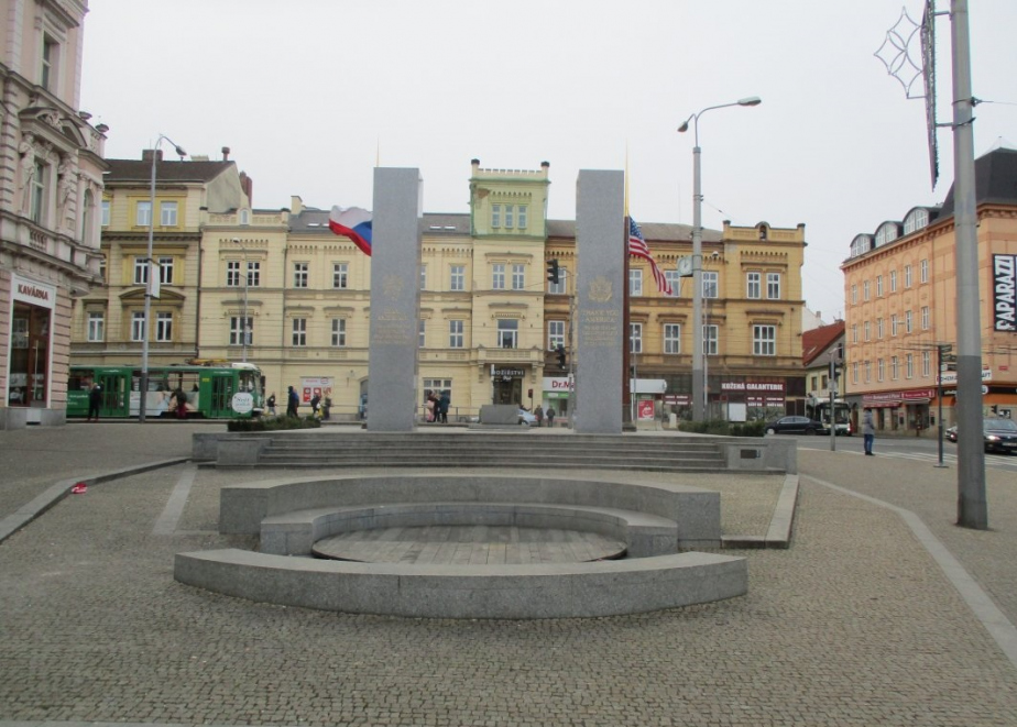 Celkový pohled na pomník americké armádě „Díky, Ameriko!“ na křižovatce ulic Klatovská – Americká v Plzni, který byl vybudován v letech 1994 až 1995. Ke slavnostnímu odhalení došlo při 50. výročí osvobození města Plzně. 