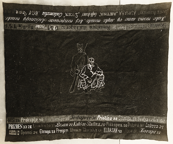 Osobní památka rakousko-uherského válečného zajatce na velký ústup přes albánské hory až k jaderskému pobřeží. Z výšivek na vojenské dece lze vyčíst, kterými místy se od 19. 10. do 15. 12. 1915 ubíraly kroky dotyčného na jeho pochodu dlouhém 760 km. 