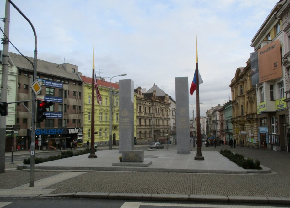 Celek pietního místa. Již krátce po válce došlo k položení základního kamene pomníku americkým osvoboditelům Plzně. Teprve po roce 1990 mohly být splněny touhy Plzeňanů po místě, které by bylo důstojnou připomínkou květnových událostí roku 1945. 