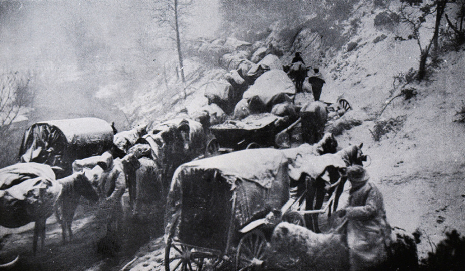 Snímek zasněžené kolony povozů na hranici s Albánii. V horách, kde cesty mnohdy zcela zmizely, museli prchající pokračovat pěšky. Desetitisíce z nich padly za oběť hladu, vyčerpání, nemocem, mrazu i útokům vlčích smeček či albánských bojůvek.
