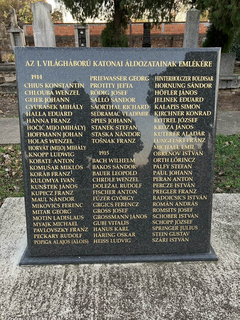 Detail desky se jmény ve Zrenjaninu