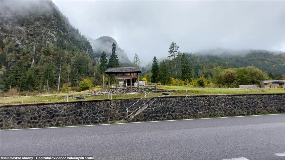 Italský válečný hřbitov ve Valbruně