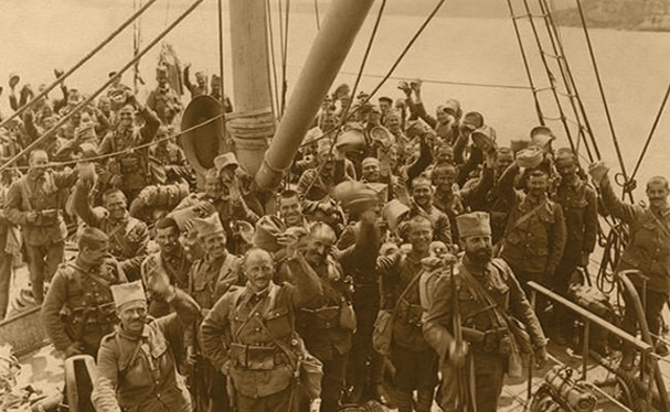 Přeprava srbských vojáků na ostrov Korfu.