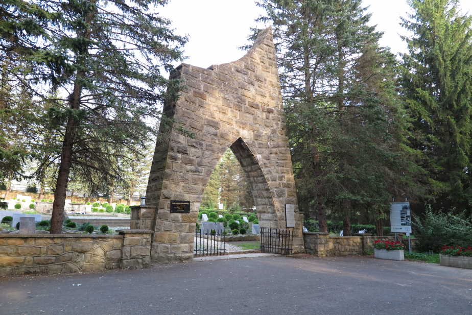 Vstupní brána dukelského vojenského hřbitova.