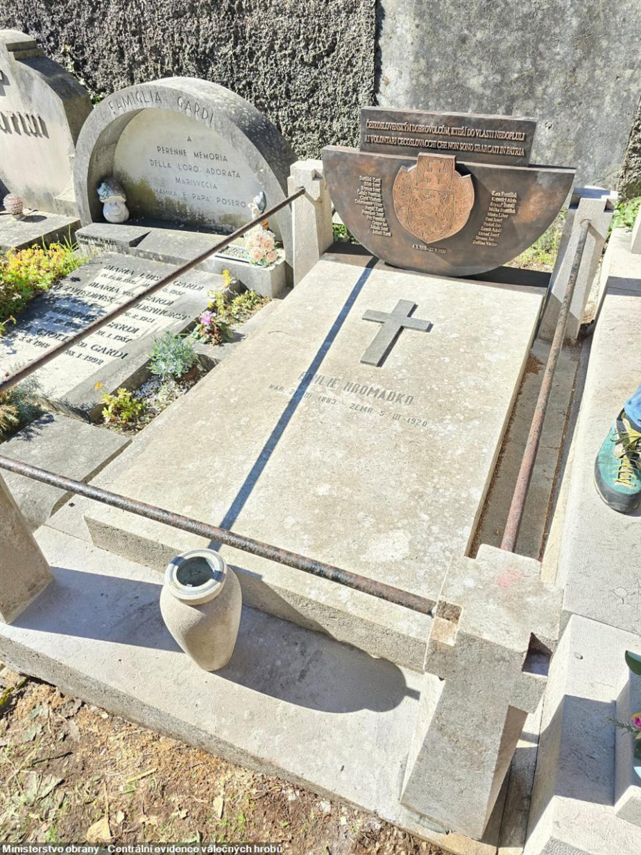 Pomník “Československým dobrovolcům, kteří do vlasti nedopluli” v italském Terstu na hrobě Emilie Hromádkové.