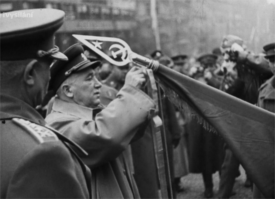 Prezident Edvard Beneš dekoruje prapor pluku sovětské 5. gardové armády.
