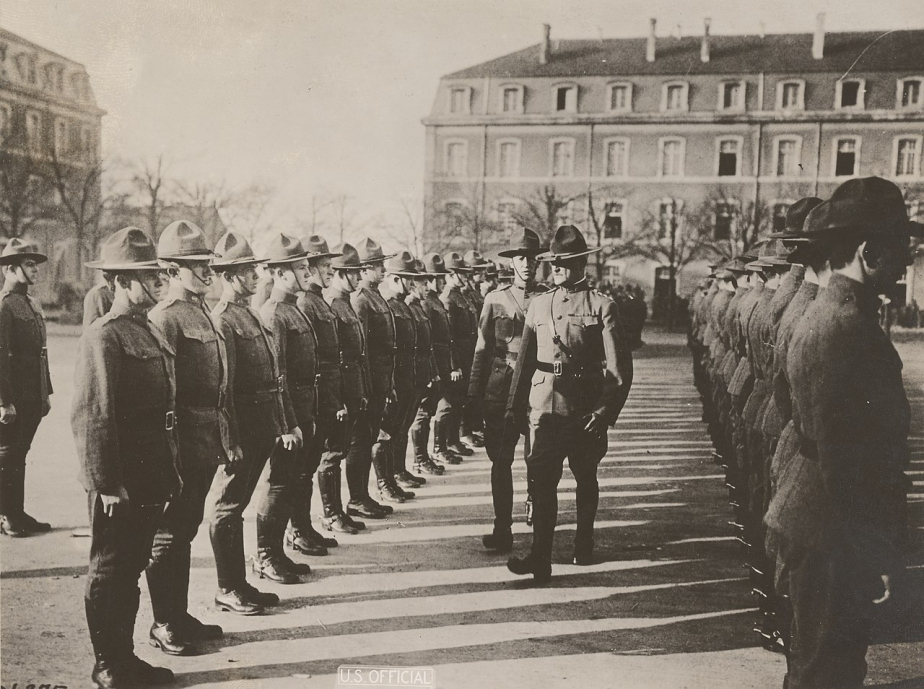 Generálmajor John J. Pershing v doprovodu kapitána George S. Pattona provádí inspekci mužů z Pattonova velitelství Amerických expedičních sil (AEF) v Chaumontu ve Francii v roce 1917. 