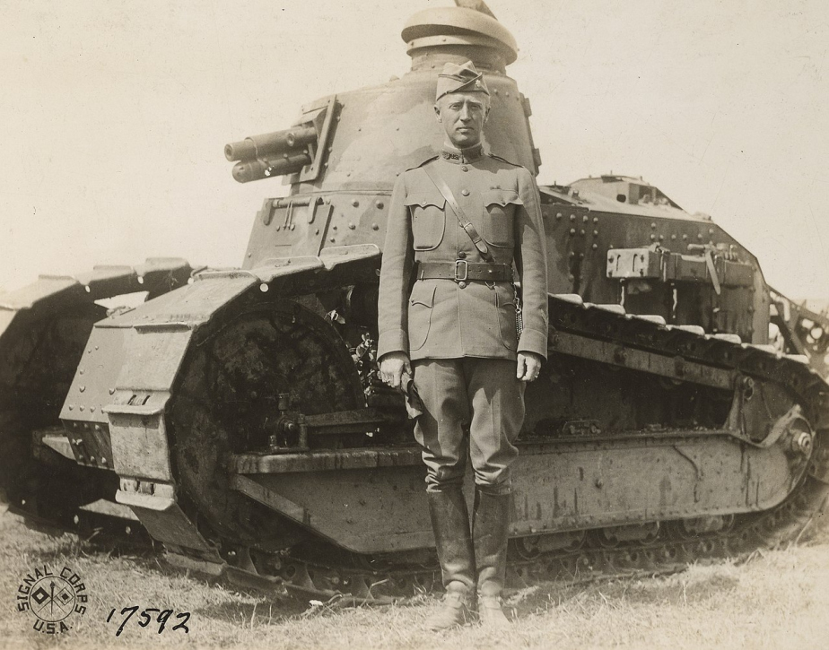 Patton u Bourgu ve Francii v roce 1918 s lehkým tankem Renault FT. 