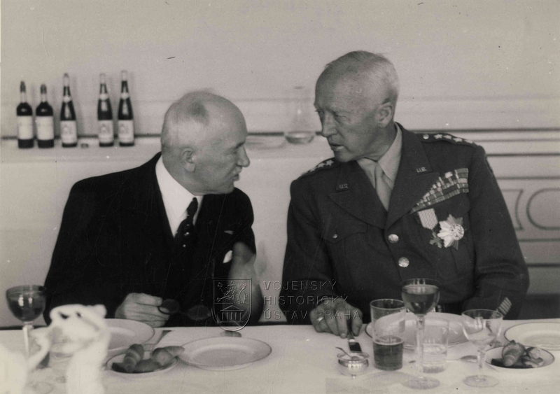 Generál Patton, dekorovaný Řádem Bílého lva, s prezidentem Edvardem Benešem. 