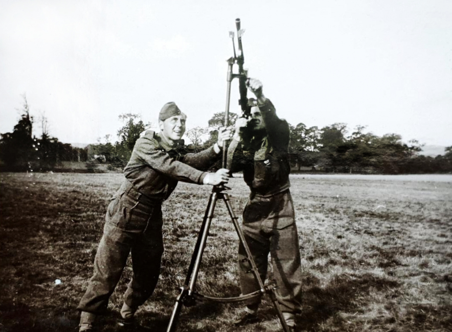 Vlastimil Grygera u kulometu Bren v době služby ve Velké Británii.
