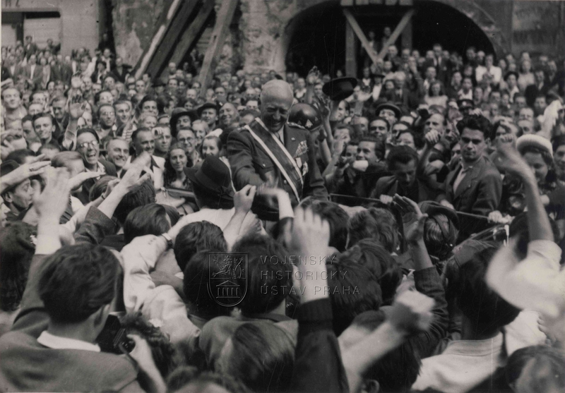 Generál Patton slavnostně projíždí Prahou. 