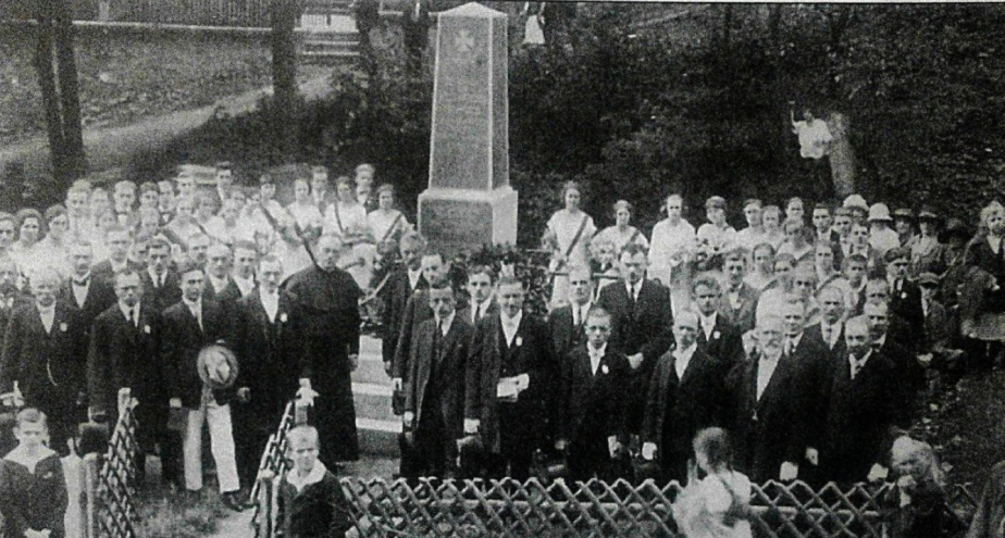 Fotografie ze slavnostního odhalení pomníku v Telnici 9. září 1923. 