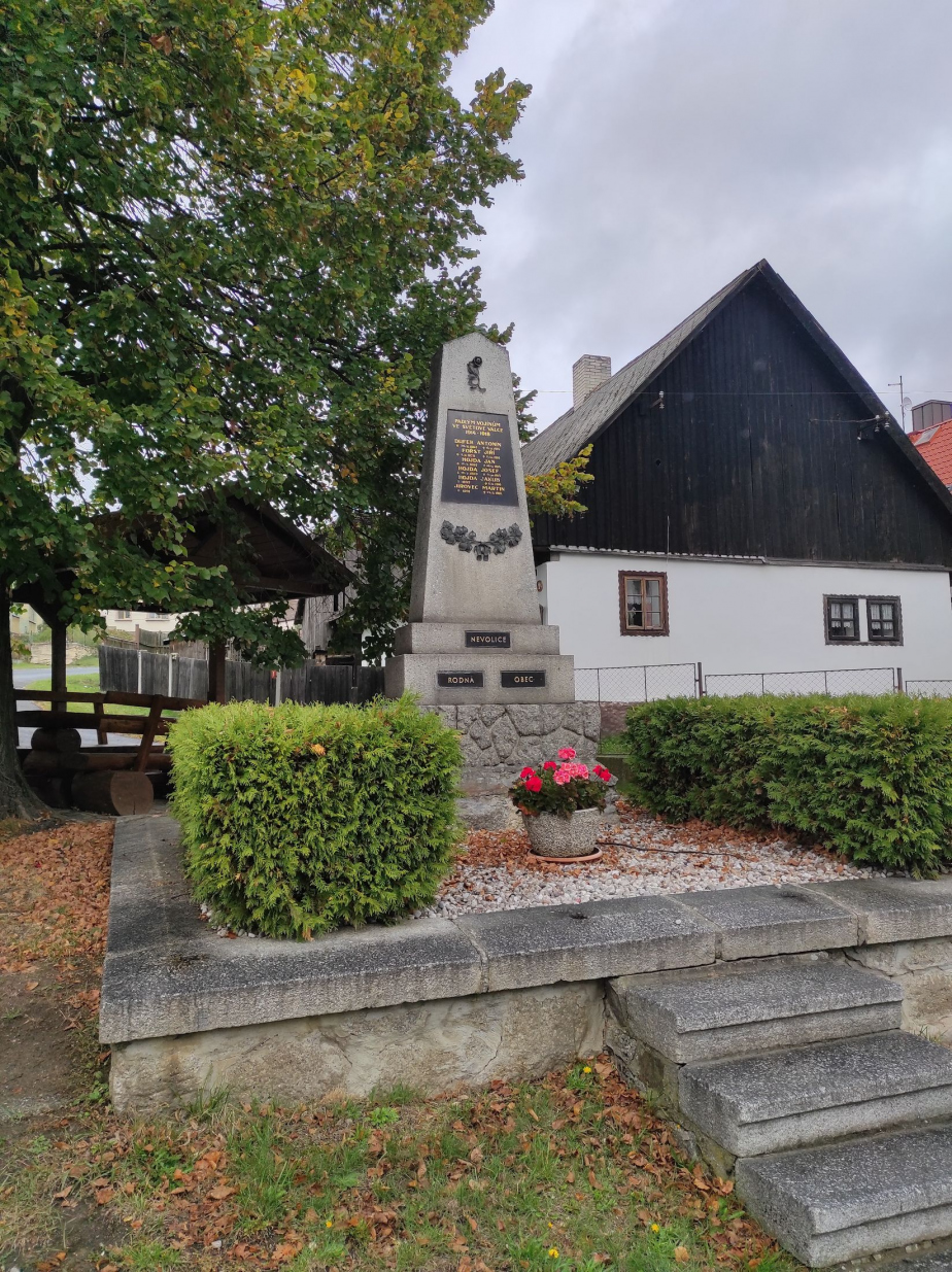 Pohled na pomník v Nevolicích před renovací. 