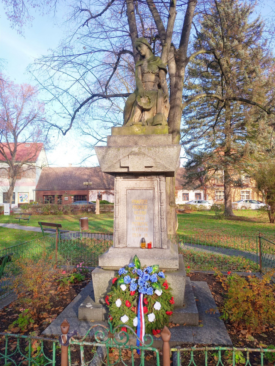 Pohled na pomník v Petrovicích před renovací. 