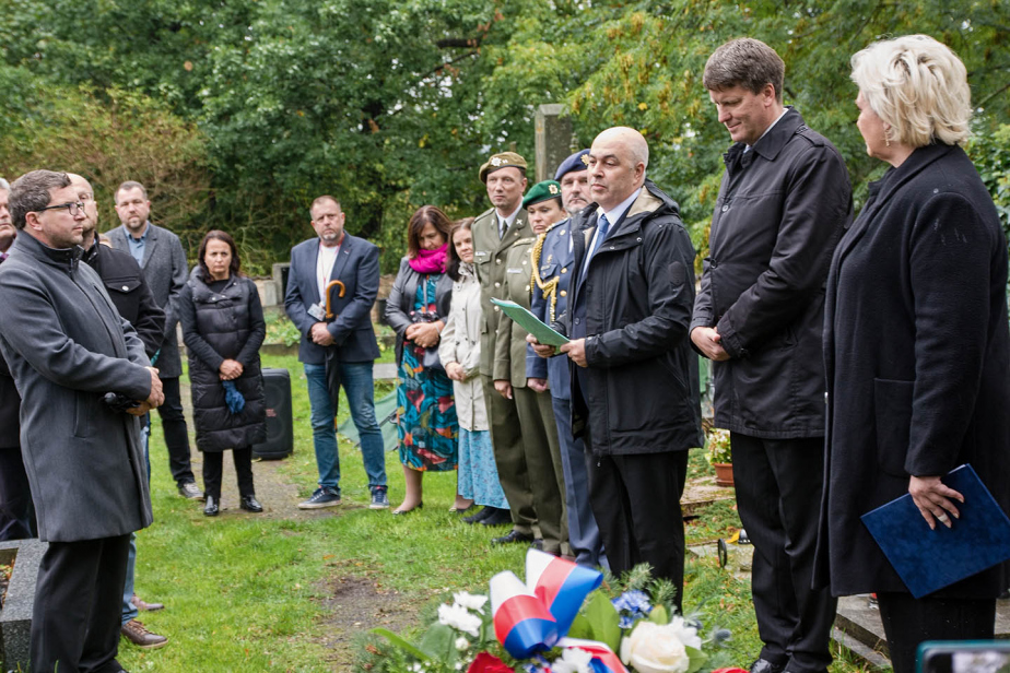 Na dobříšském hřbitově byla ve čtvrtek 25. září 2025 dopoledne uložena do hrobu rakev s ostatky výsadkáře Vladislava Soukupa. Pietního aktu se zúčastnili zástupci Ministerstva obrany ČR, města Dobříš, politické scény i široká veřejnost. 