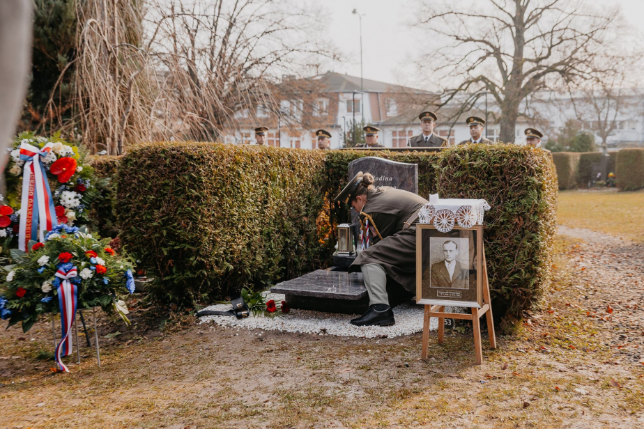 Urna s popelem Miroslava Špota byla dne 12. listopadu 2025 během pietního aktu uložena do rodinného hrobu v jičínském urnovém háji. 