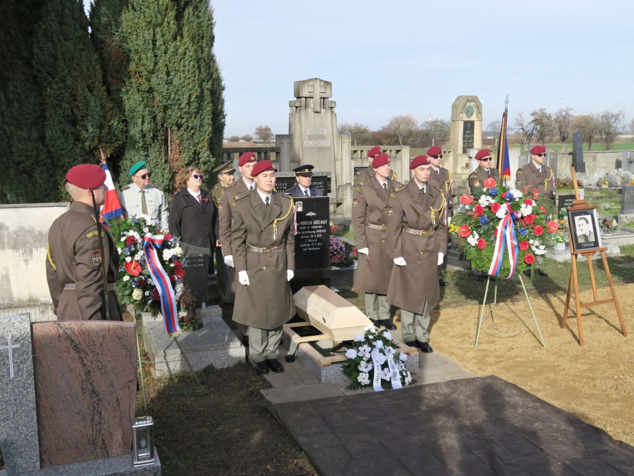 Dne 13. listopadu 2025 byly uloženy ostatky Miroslava Křičenského do nového hrobu na hřbitově v Dašicích. 