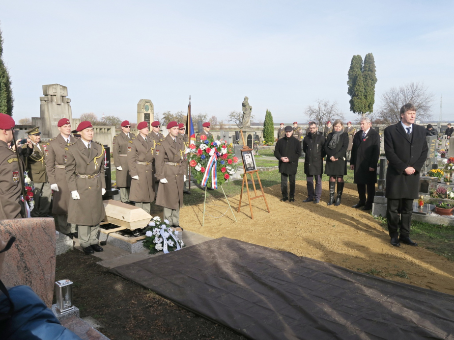 Pietního aktu se zúčastnili příbuzní Miroslava Křičenského, zástupci Ministerstva obrany ČR, Čestná stráž Armády ČR, příslušníci Ústřední hudby Armády ČR, představitelé města Dašice a další občané Dašic a okolí. 