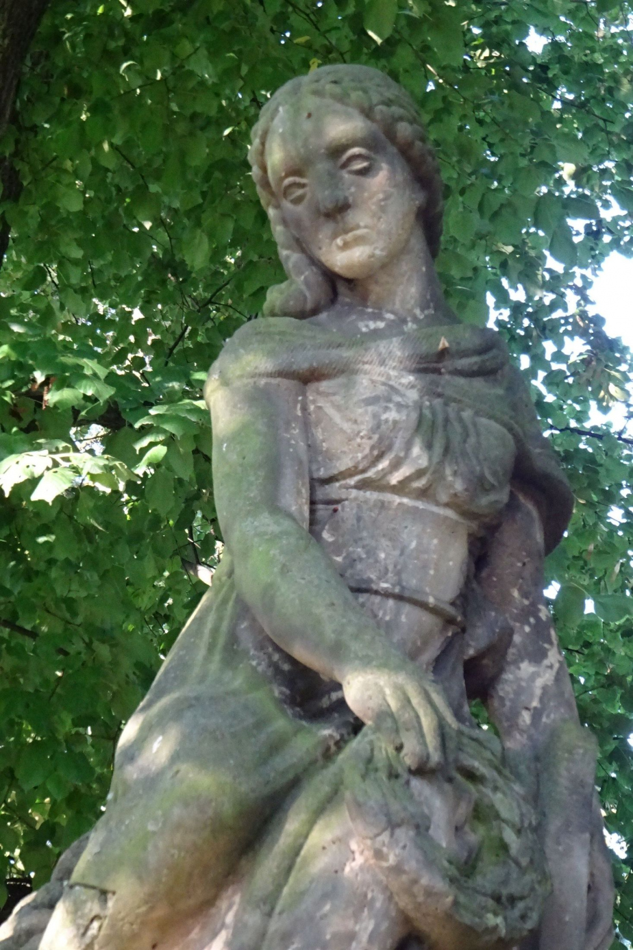 Detail sochy Čechie na pomníku v Petrovicích před renovací. 