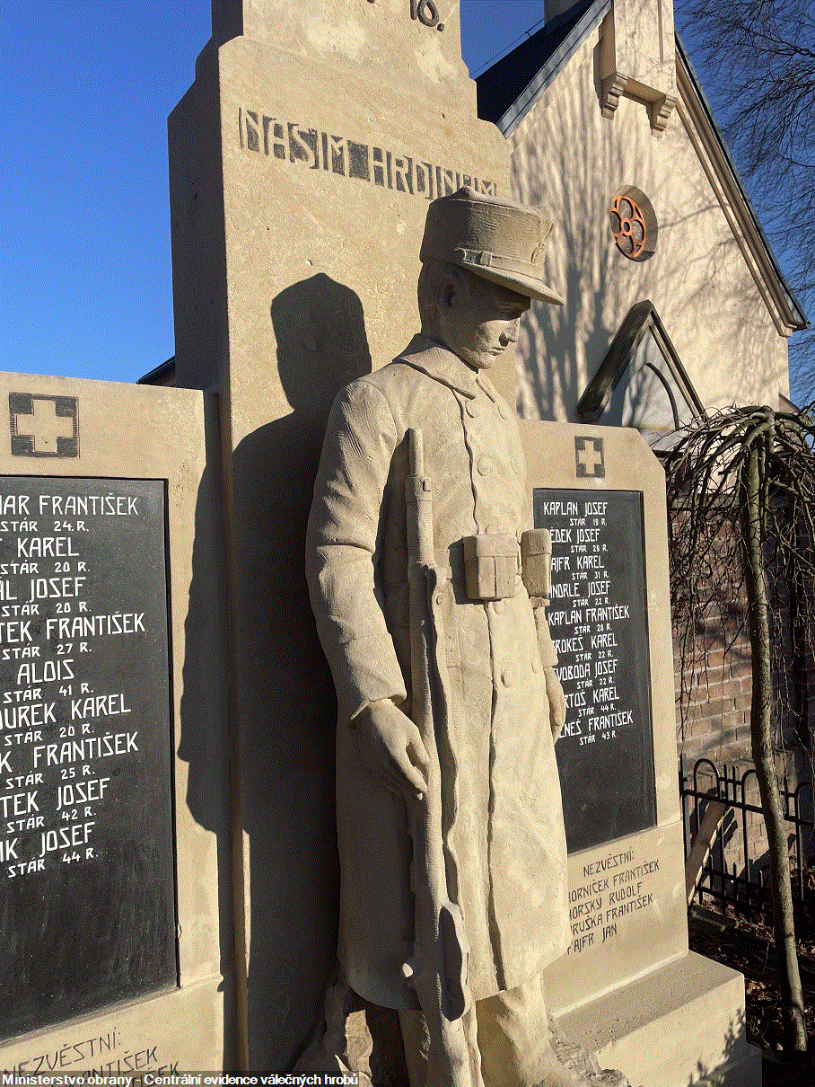Detailní pohled na zrenovovaný pomník ve Velké Skrovnici. 