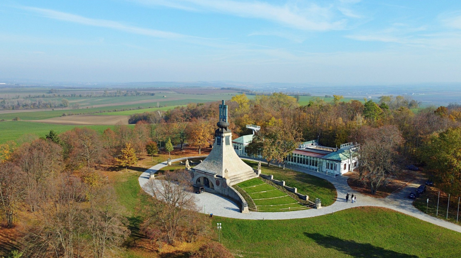 Letecký pohled na Mohylu míru. 