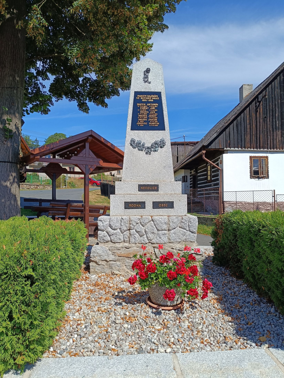 Pohled na pomník v Nevolicích po renovaci. 