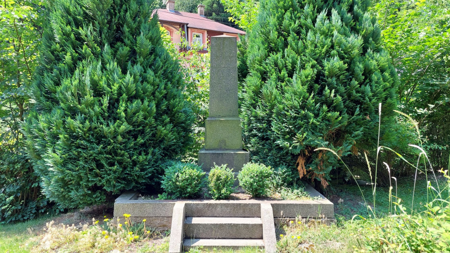 Pohled na pomník v Telnici před renovací. 