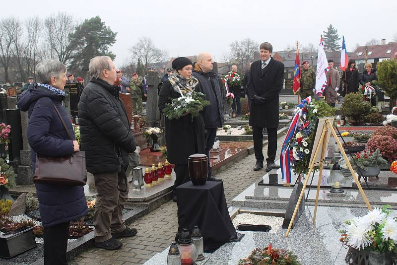 Ve Starém Městě u Uherského Hradiště byl dne 26. listopadu 2025 pochován výsadkář Bohumír Kobylka. 