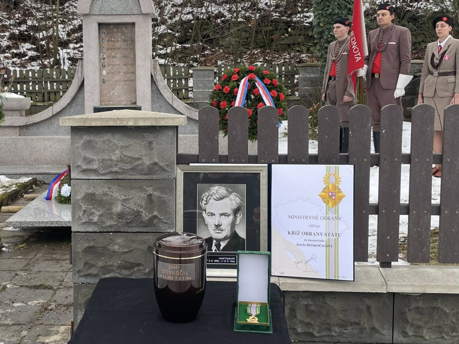 Ostatky odbojáře Josefa Doskočila byly pohřbeny dne 29. listopadu v rodných Žabonosech. 