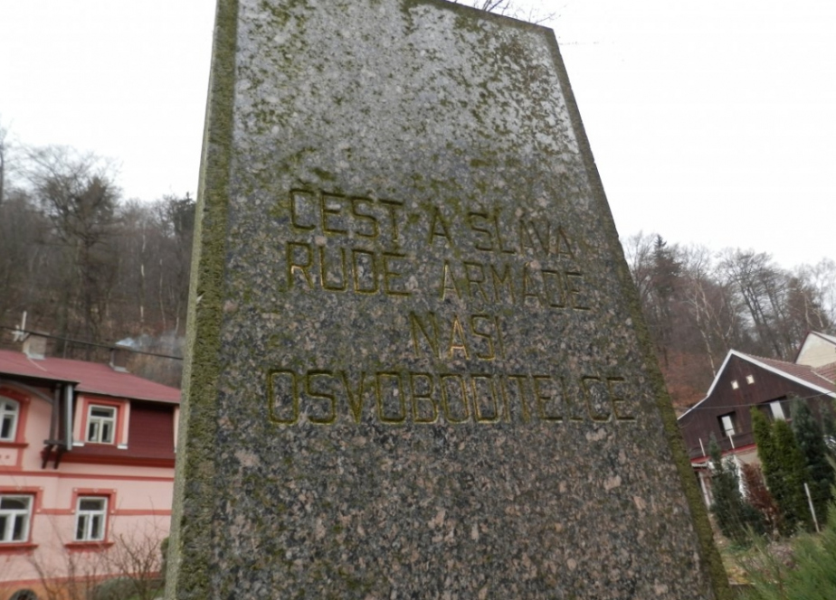 Detail nápisu na pomníku v Telnici před renovací. 