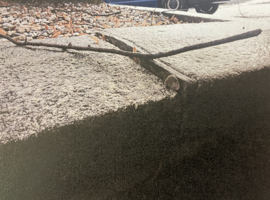 Detail rozestoupeného záklopu terasní zídky před renovací. 