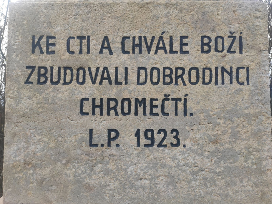 Detail textu na pomníku v Chromči po renovaci. 