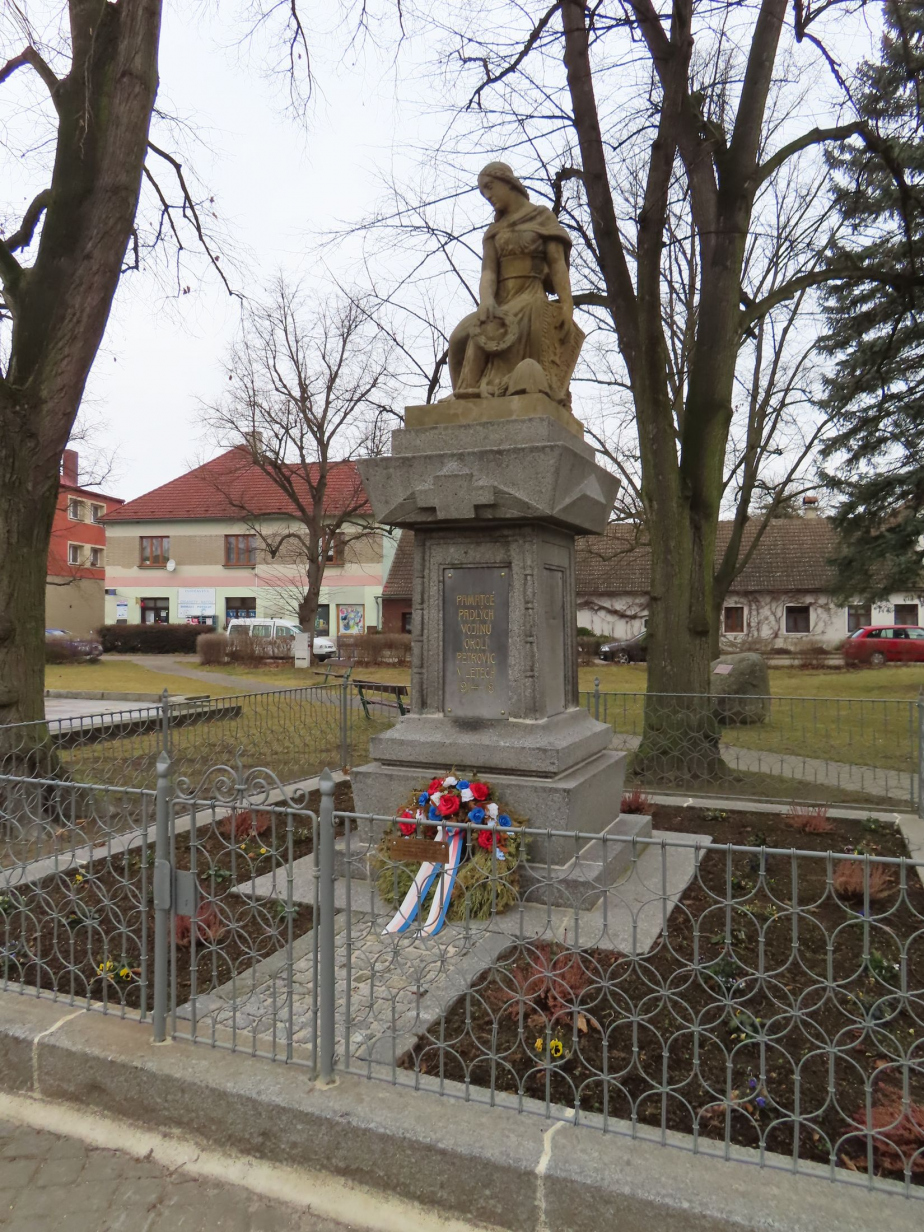 Pohled na pomník v Petrovicích po renovaci. 