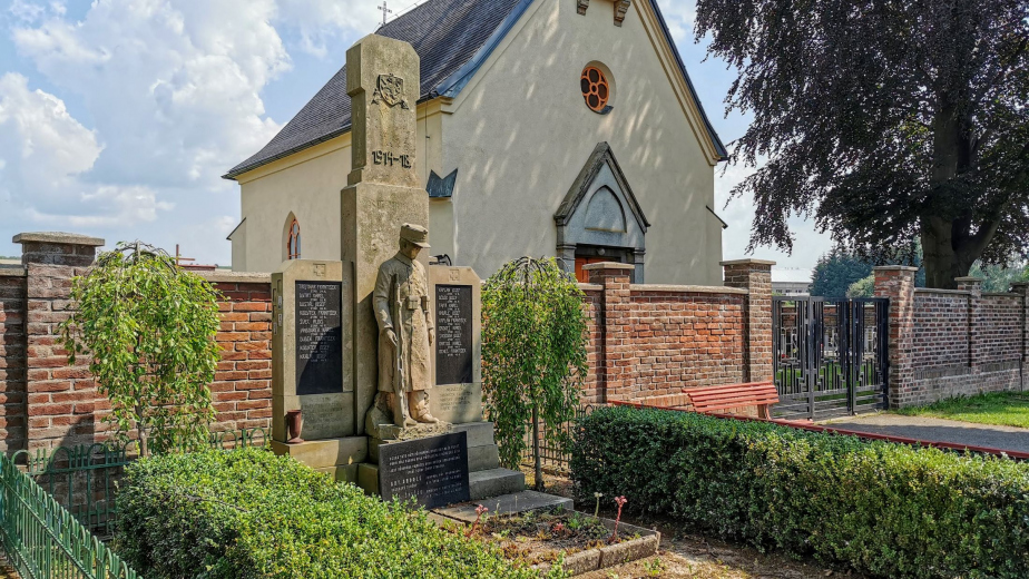 Pohled na pomník ve Velké Skrovnici před renovací. 