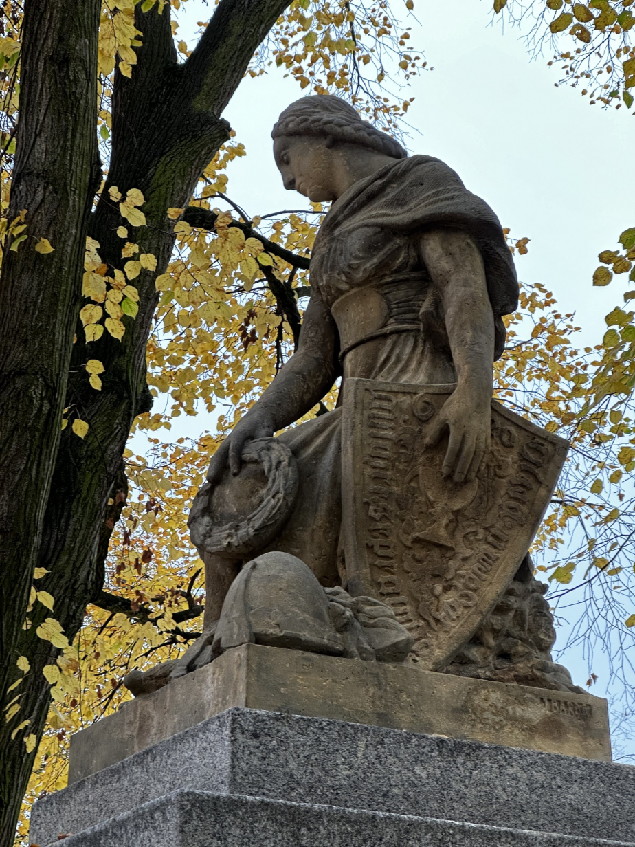 Detail sochy Čechie na pomníku v Petrovicích po renovaci. 