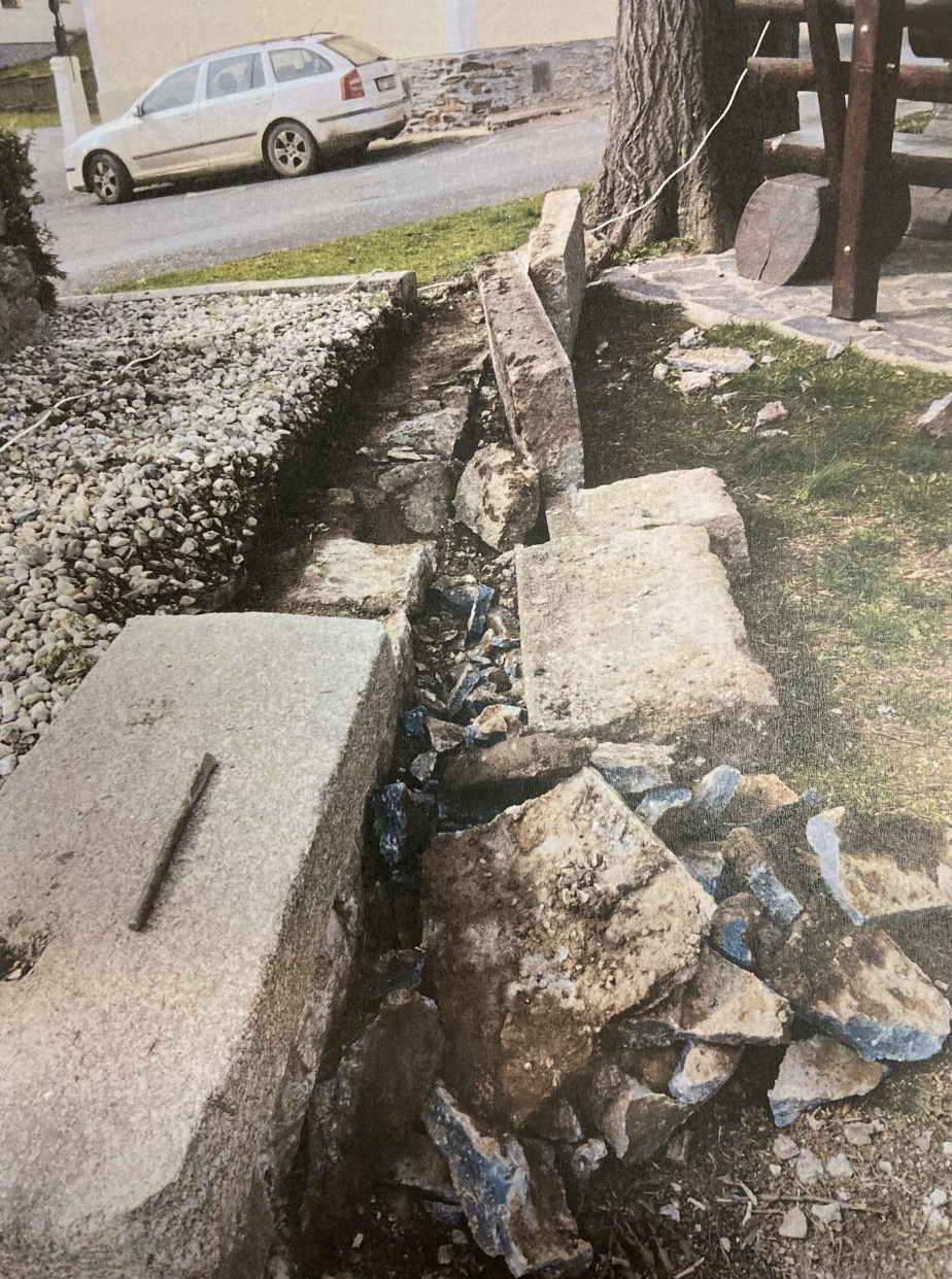 Fotografie pořízená během renovace terasní zídky. 