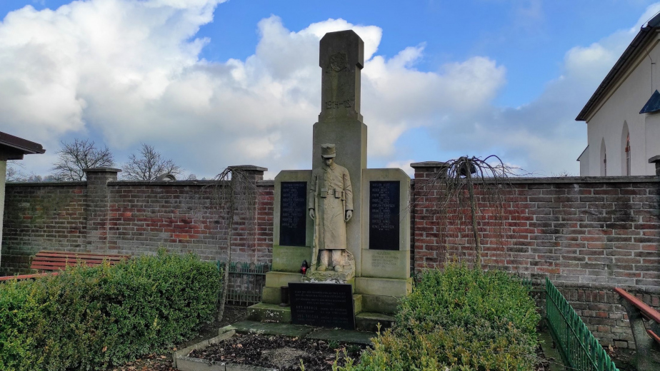 Pohled na pomník ve Velké Skrovnici před renovací. 