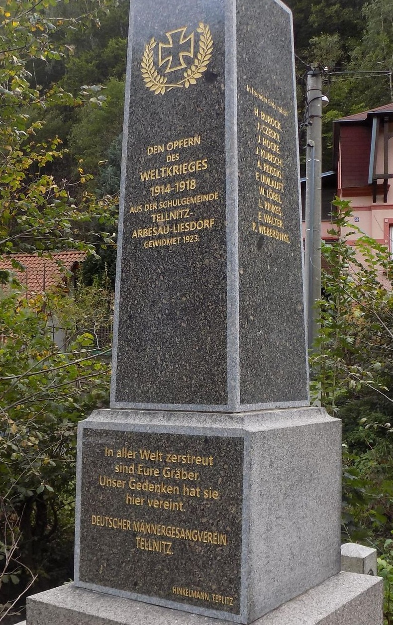 Detailnější pohled na zrenovovaný pomník v Telnici. 