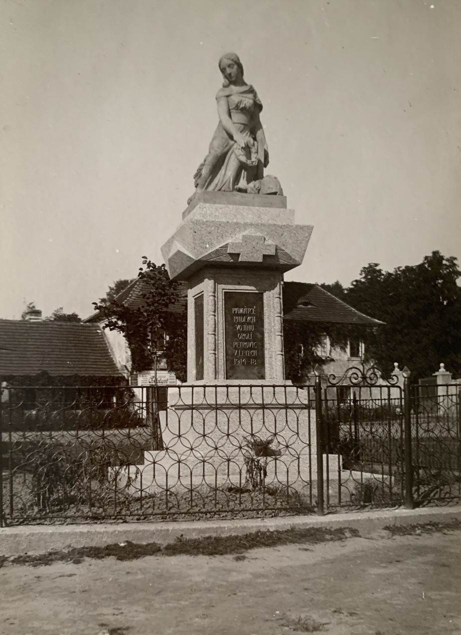 Historická fotografie pomníku v Petrovicích. 