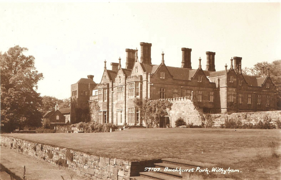 Ve withyhamském sídle Buckhurst Park byla umístěna minimálně část z 500 mužů Zadního sledu, kteří zde vyčkávali na demobilizaci mimo území ČSR. Podle lokální legendy bylo tělo Josefa Smolky nalezeno vedle mostu vedoucímu k hlavnímu domu.