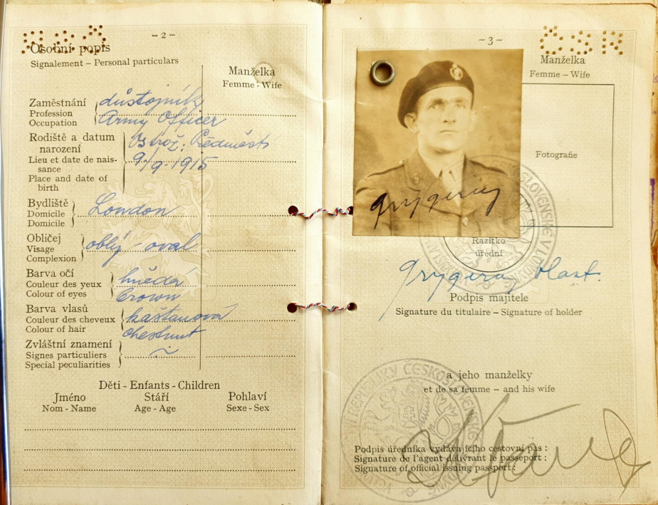 Cestovní pas Vlastimila Grygery pro cestu do SSSR v roce 1944.