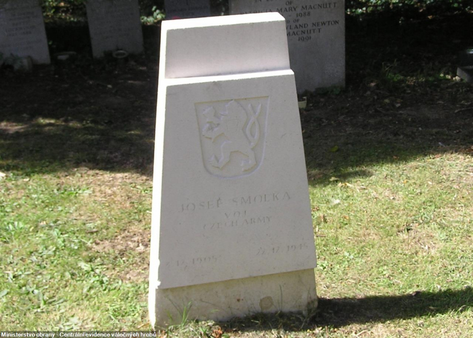 Hrob s ostatky Josefa Smolky.