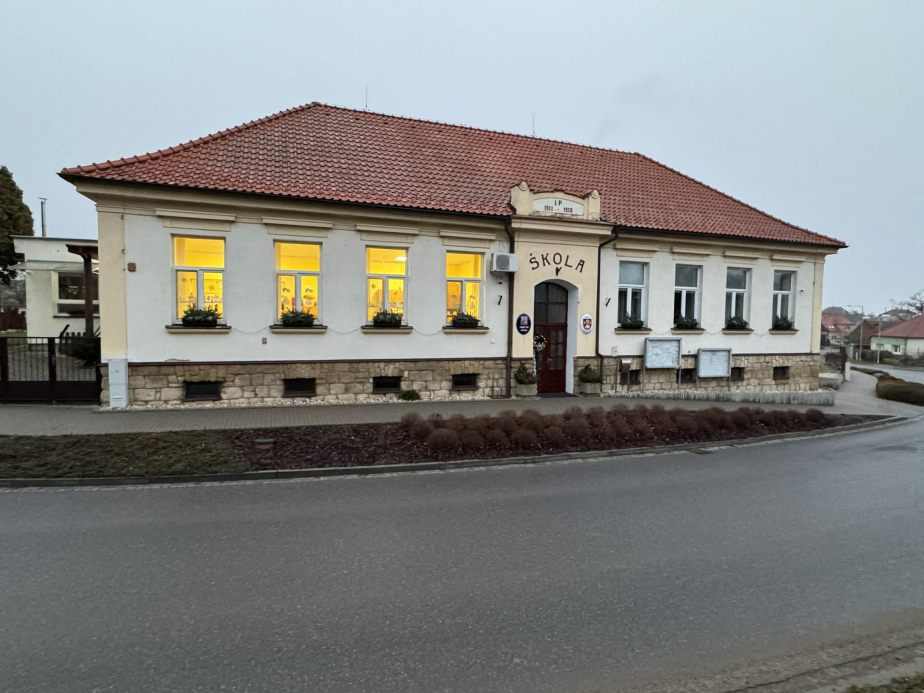 Školní budova v Sušici u Uherského Hradiště.