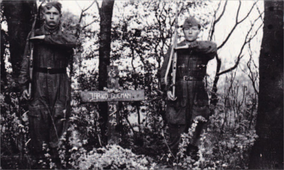 Sovětští vojáci pozemního personálu jako čestná stráž u hrobu Jarolíma Gucmana 29. dubna 1945.