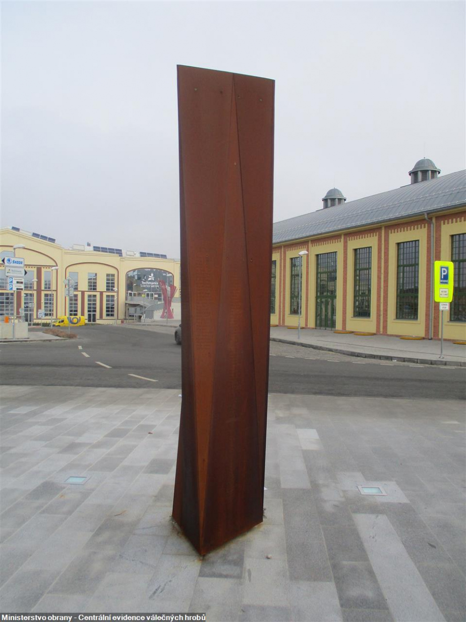 Na pomníku obětem druhé světové války v Plzni nechybí jméno letce Bohuslava Baumruka. 