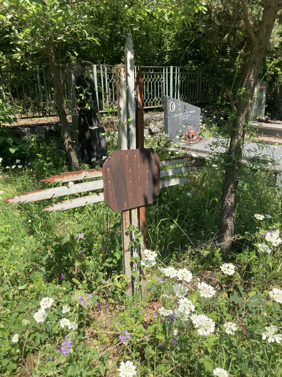 Zachovalý kříž z 1. světové války na hřbitově v Rijece Crnojeviće.