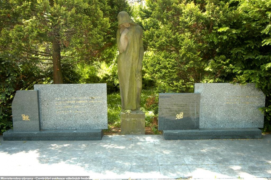 Na pomníku obětem války ve Žďáře nad Sázavou je vytesáno jméno letce Jindřicha Leskauera a jeho rodičů, kteří zahynuli v nacistických koncentračních táborech. 